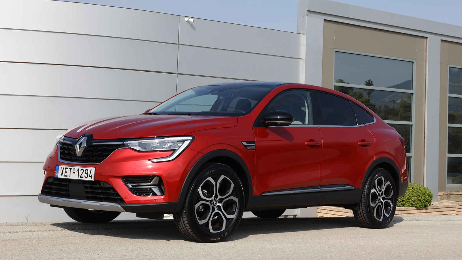 Τα εντυπωσιακά full LED φωτιστικά σώματα με τη χαρακτηριστική υπογραφή τύπου C και το τεράστιο σήμα της Renault ξεχωρίζουν στον εμπρός πρόβολο